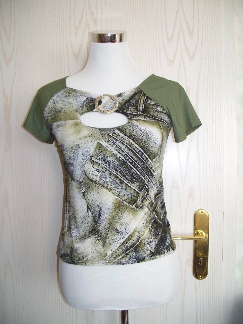 Retro-Shirt in khaki-grün mit sexy Cut-Out vorne