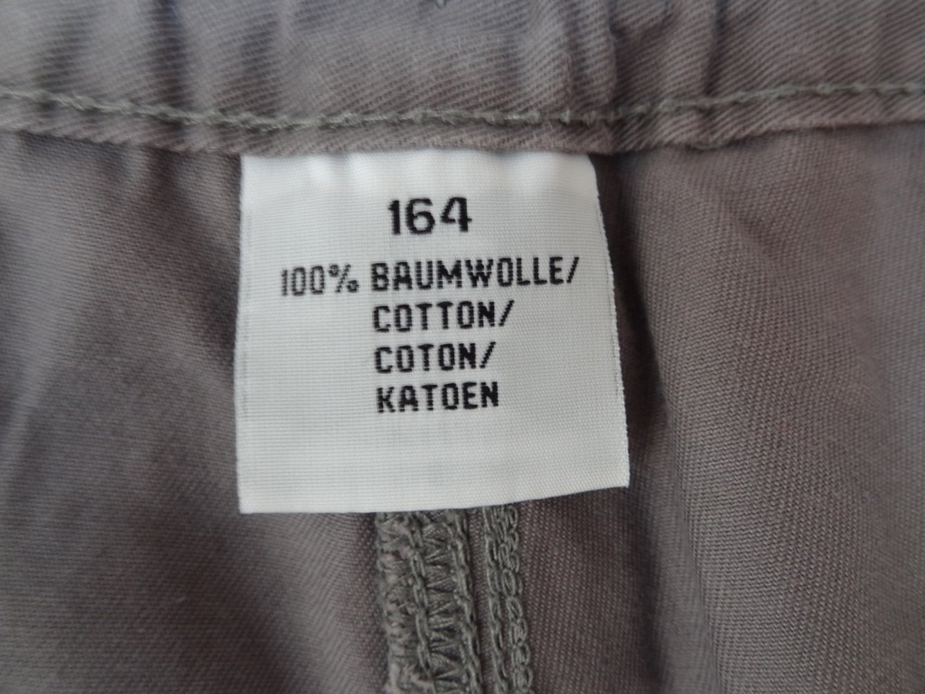 Graue Hose mit Taschen