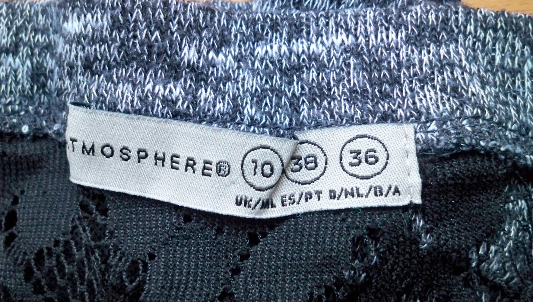 Schöner Pulli mit Spitzeneinsatz !