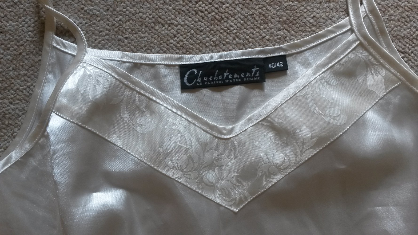 Satin-Nachthemd mit schöner Bordüre am Dekollete 40/42