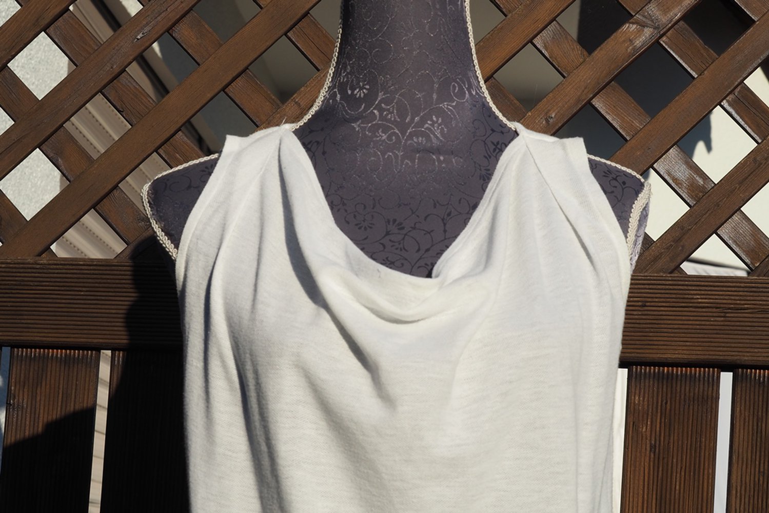 Weißes Top mit Wasserfallausschnitt in Gr. 36