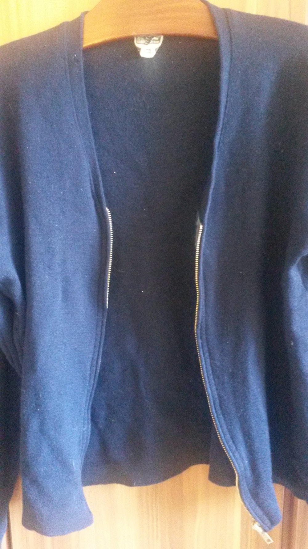 Dunkel blaue Strickjacke mit Reißverschluss