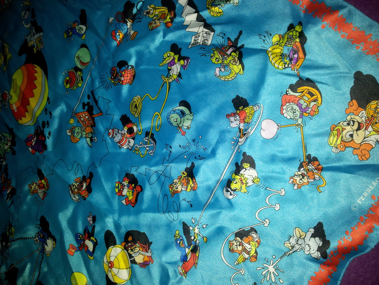 Tuch Überraschungsei türkis mit Figuren-Druck neuwertig 