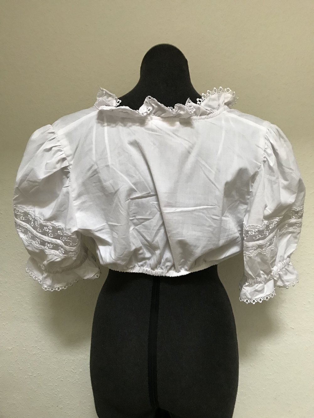 Dirndlbluse mit Rüschen