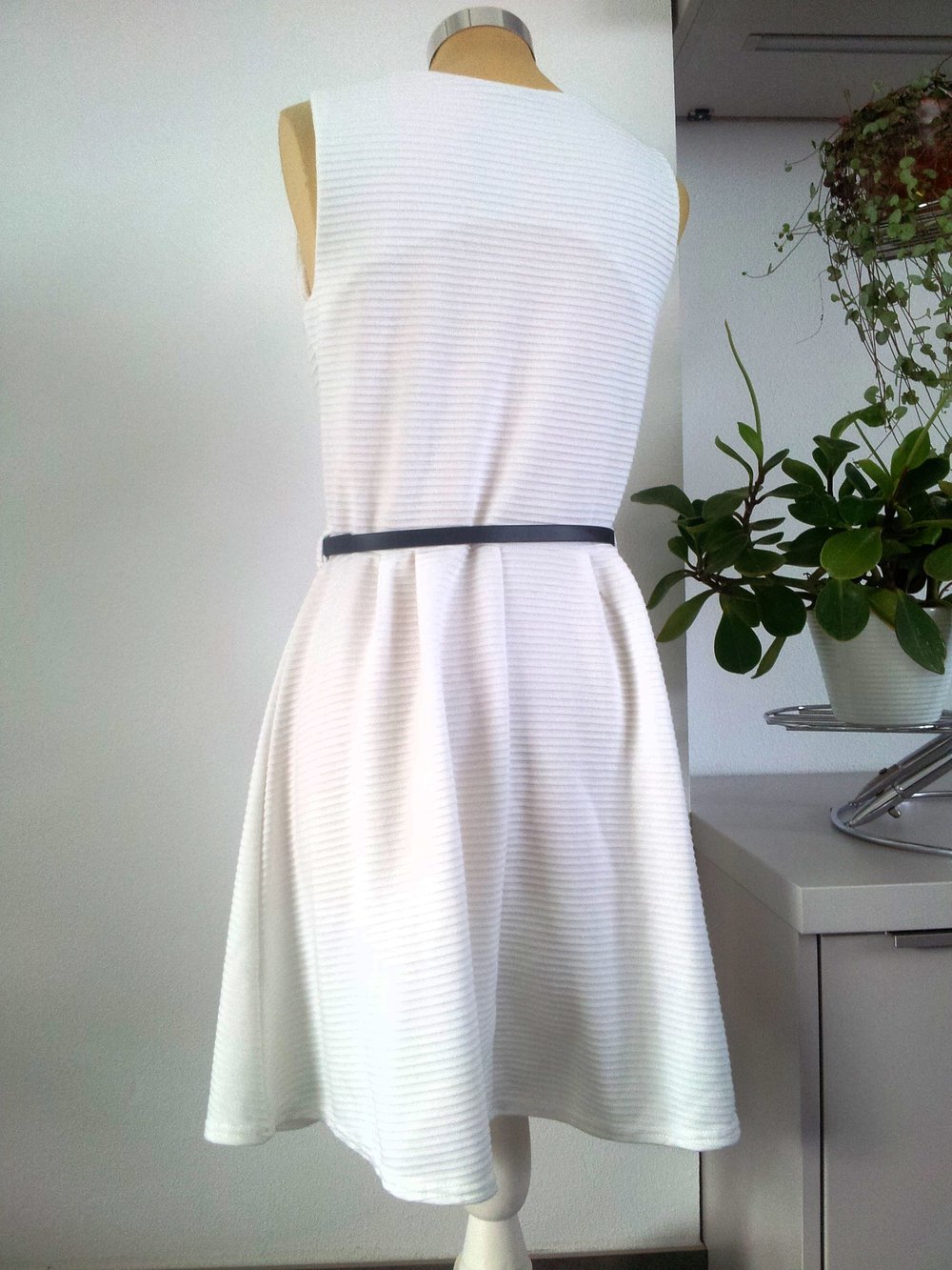 Atmosphäre Weises Kleid Schleifengürtel 