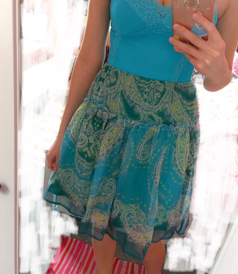 Chiffon-Rock in Meeresblau