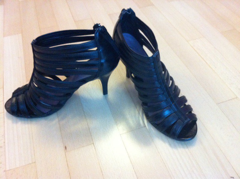 schwarze offene hohe Schuhe