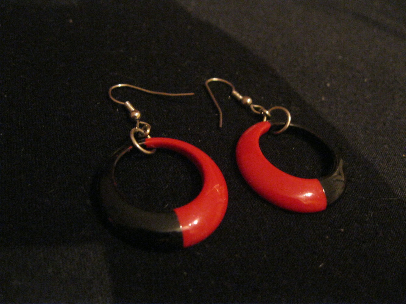 schwarz rote Ohrringe