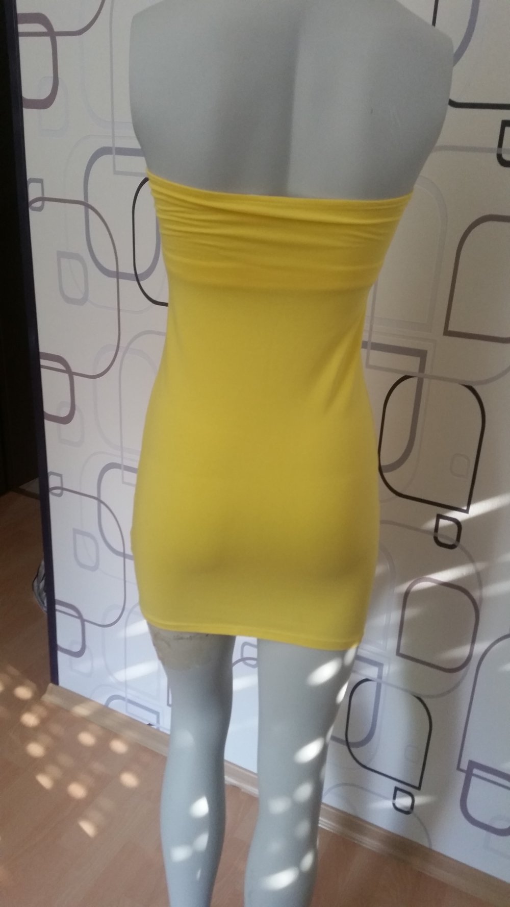 Gelbes kurzes Schlauch-kleid