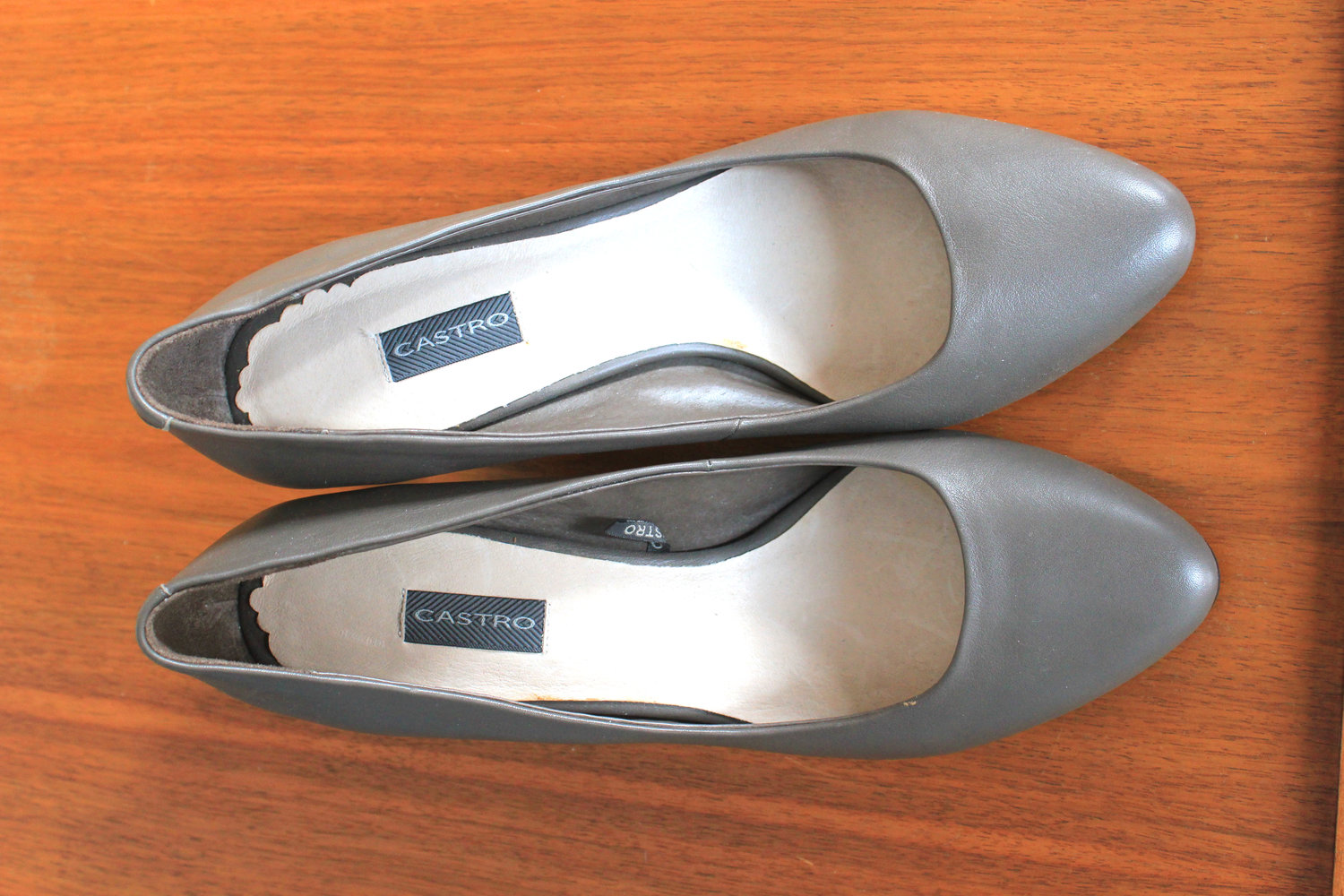 Hellgraue Pumps von „Castro“ im 50er-Look