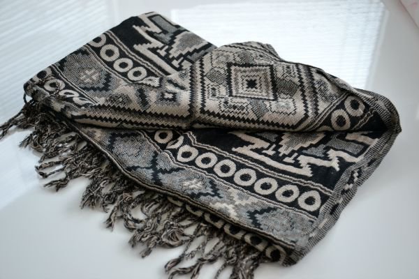 Beliebtes XXL Azteken Schal Tuch sehr groß schwarz beige grau Blogger