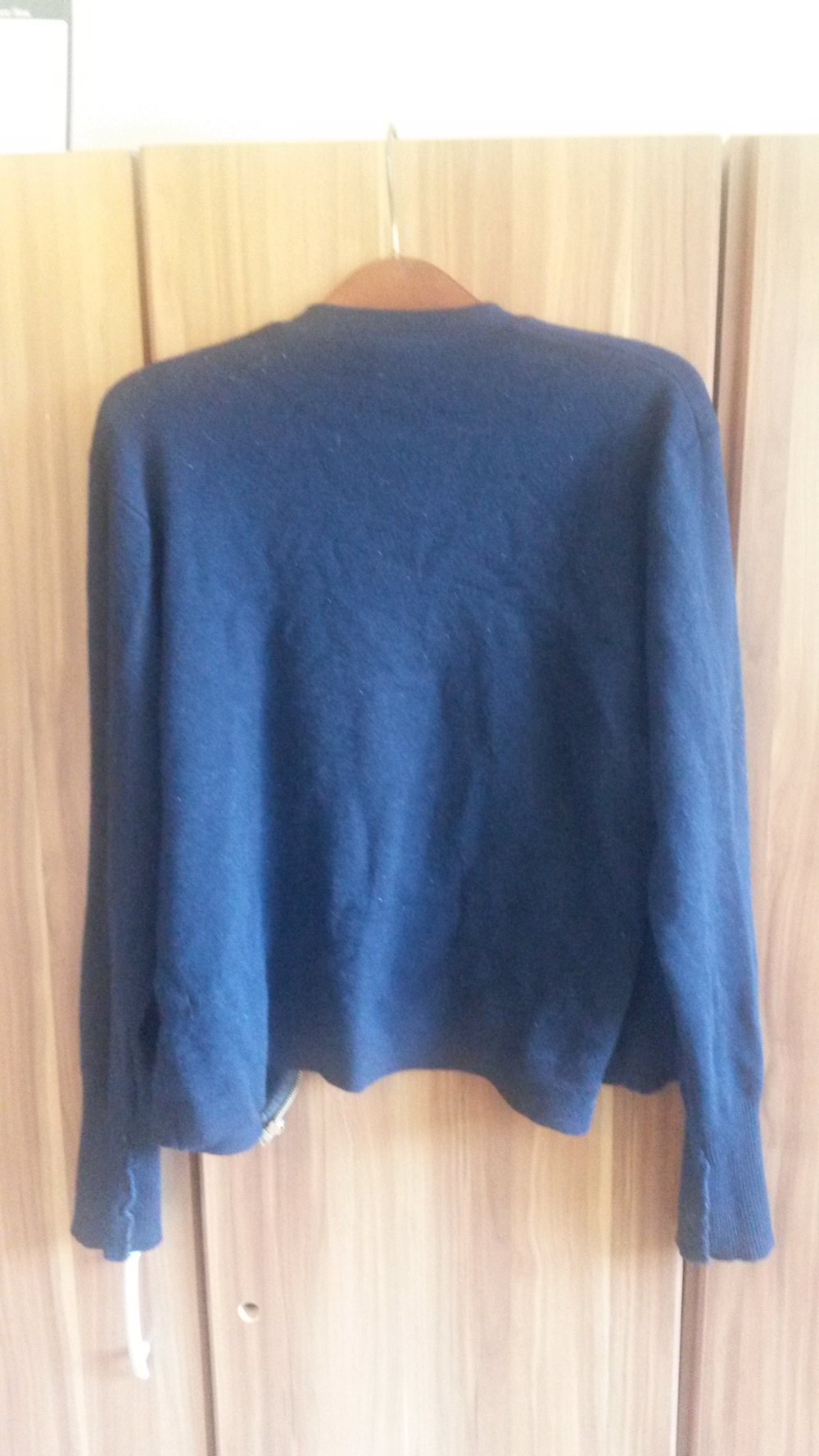 Dunkel blaue Strickjacke mit Reißverschluss