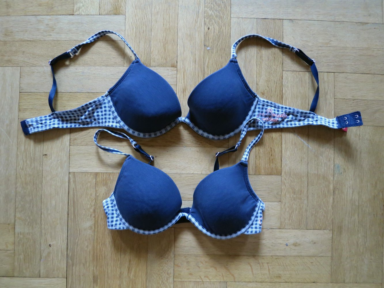 Zwei blau-weiße BHs von edc (Esprit), 75A