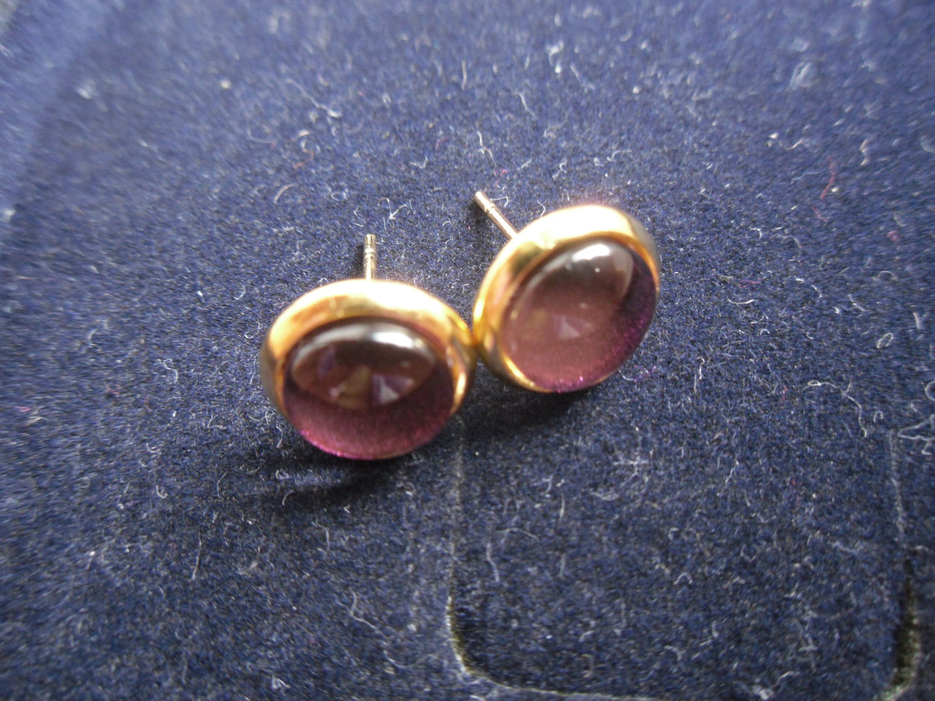 Cabochon-Ohrstecker violett glitzernd 