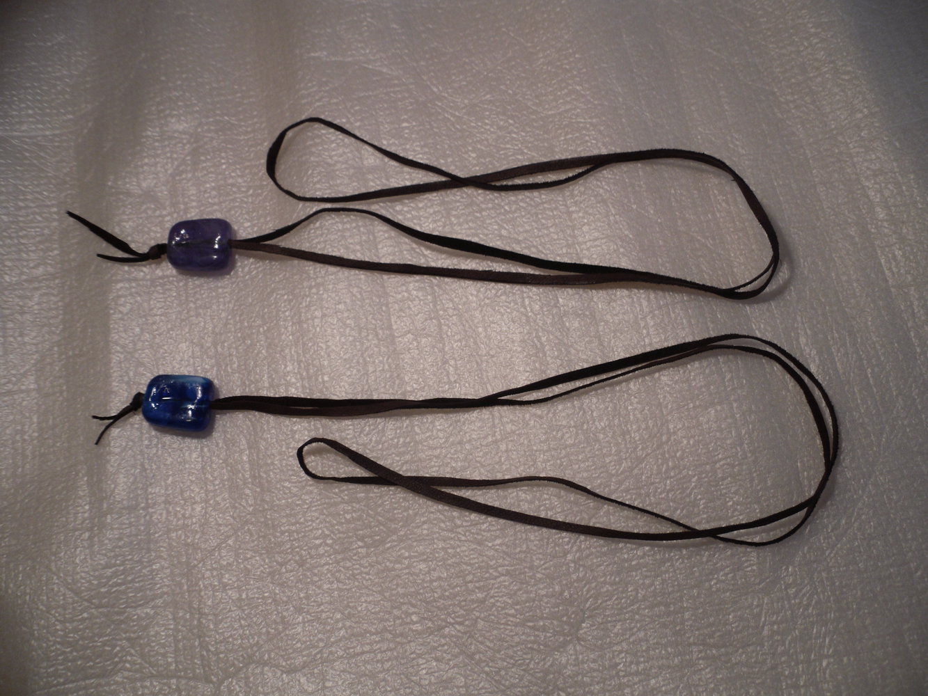 Zwei Ketten mit Lederband und Kunststoffperle