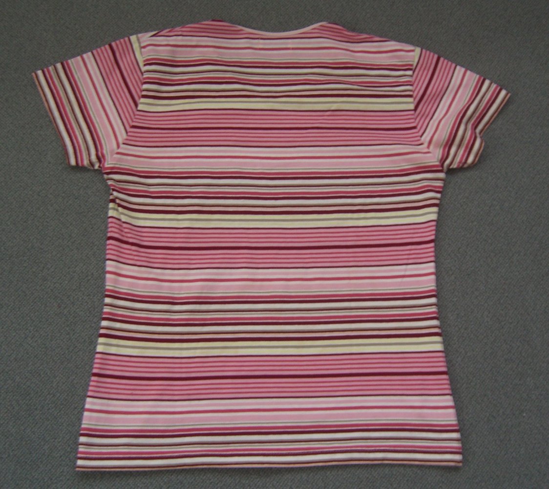 Gestreiftes T-Shirt mit V-Ausschnitt