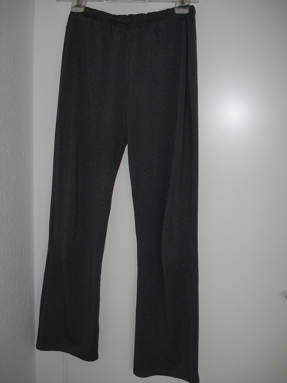 graue Hose mit Gummizug