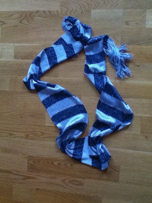 dünner Schal gestreift