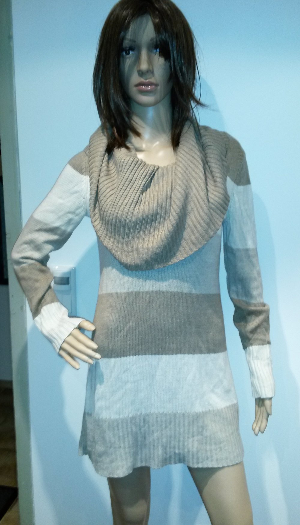 Schönes Pulloverkleid in Beigetönen