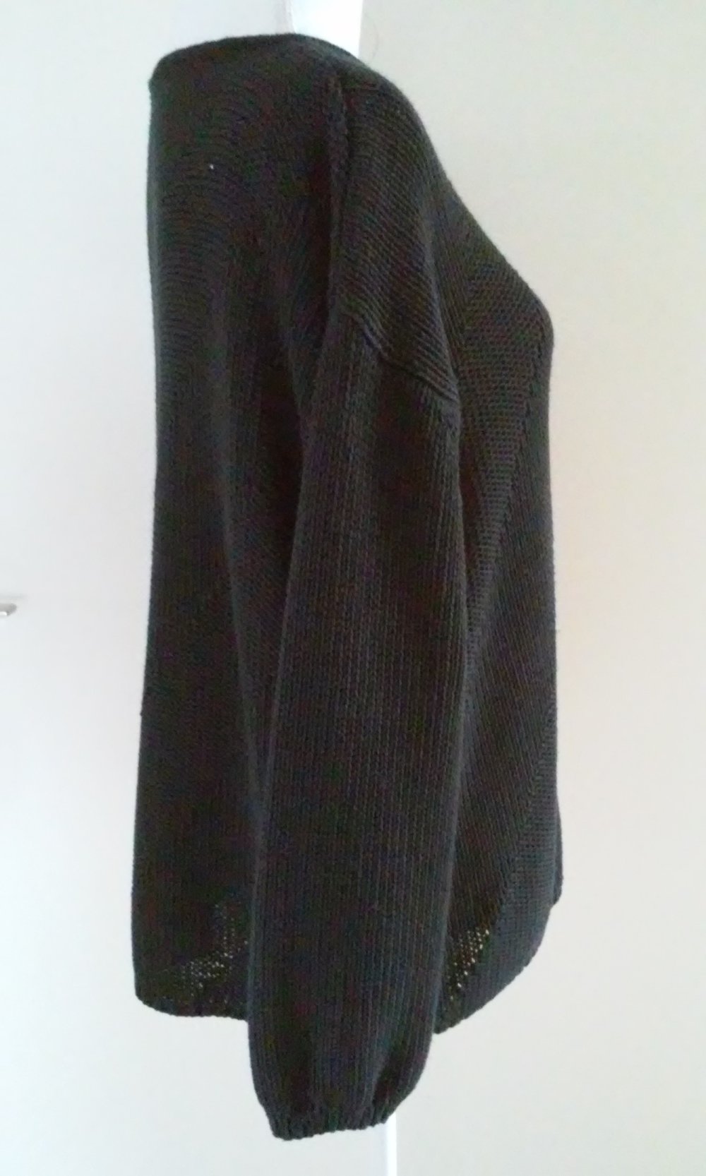 schwarzer Pulli langärmliger Pullover für kühle Sommertage Rundhalsausschnitt pflegeleicht