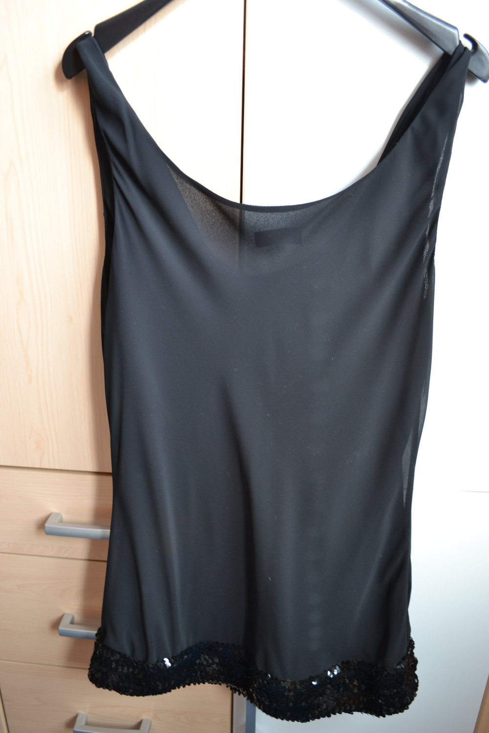 schwarzes elegantes Top mit Pailletten