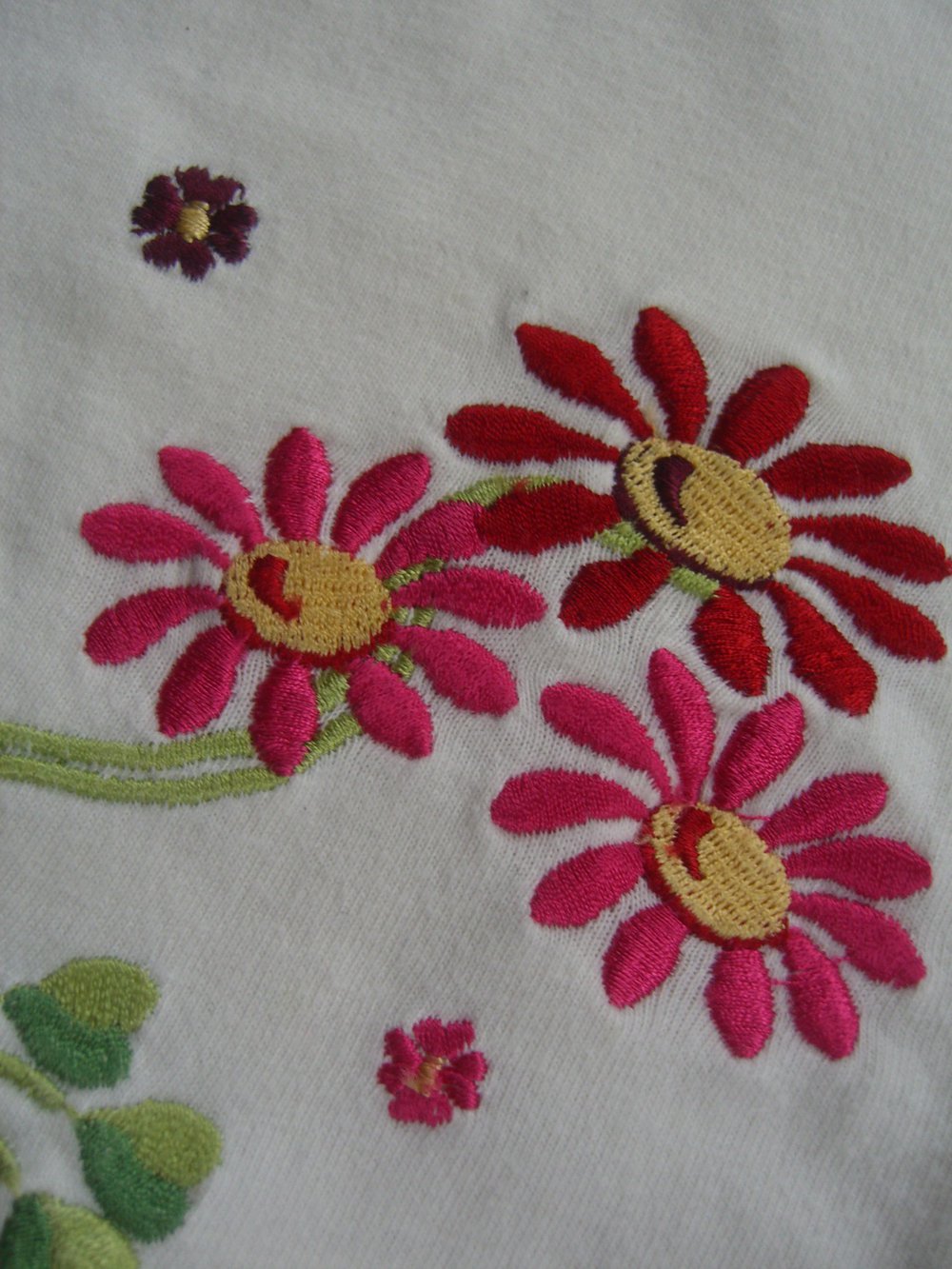 Süßes Langarmshirt mit bestickten Blumen