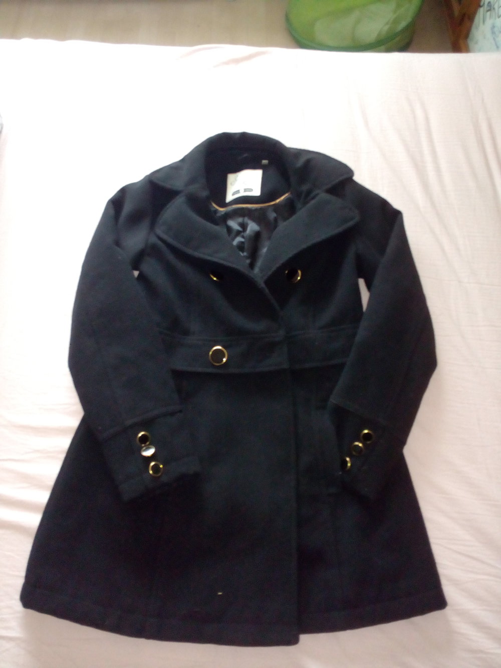 schicker schwarzer Mantel