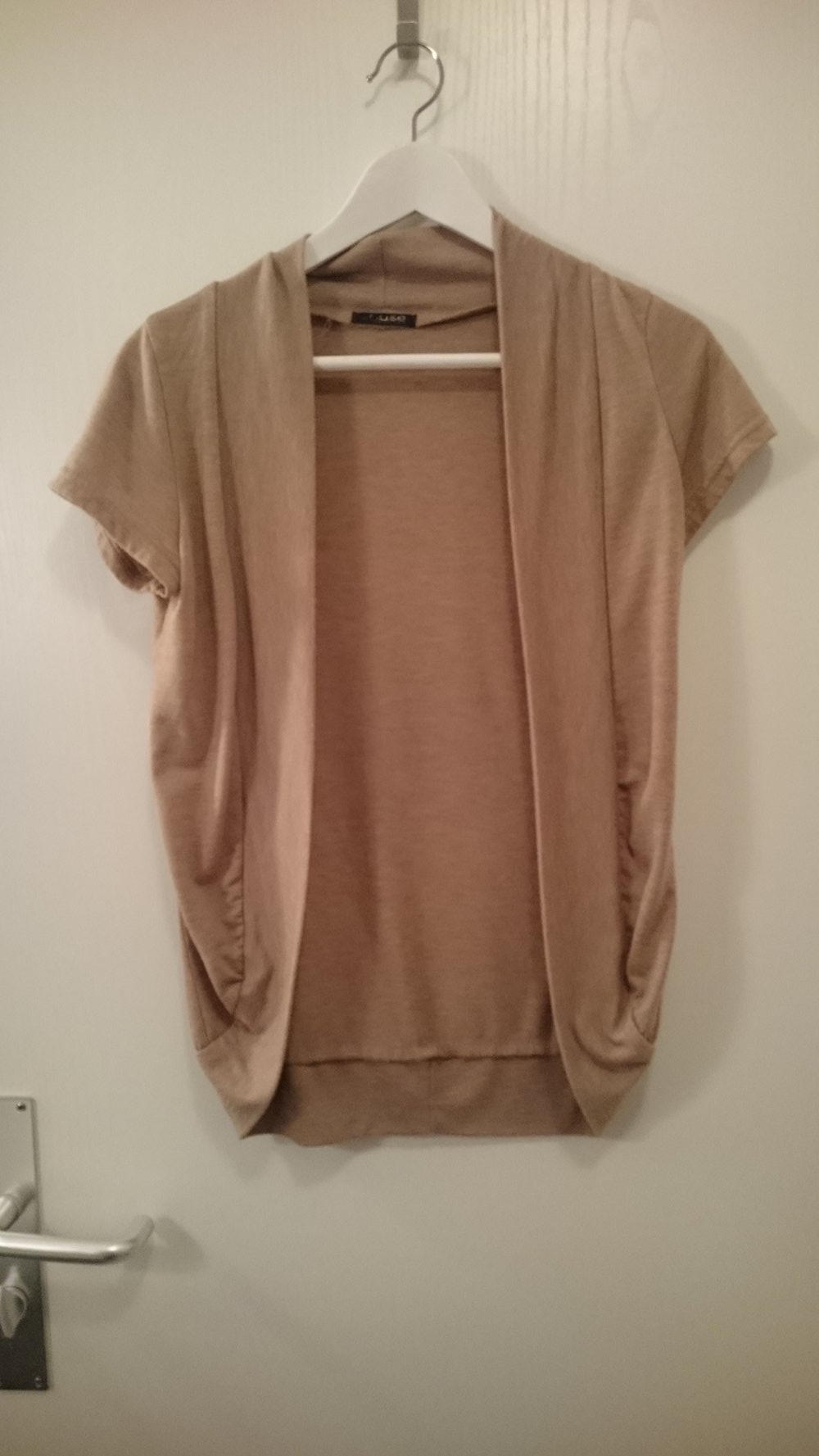 Leichtes, braunes Jäckchen