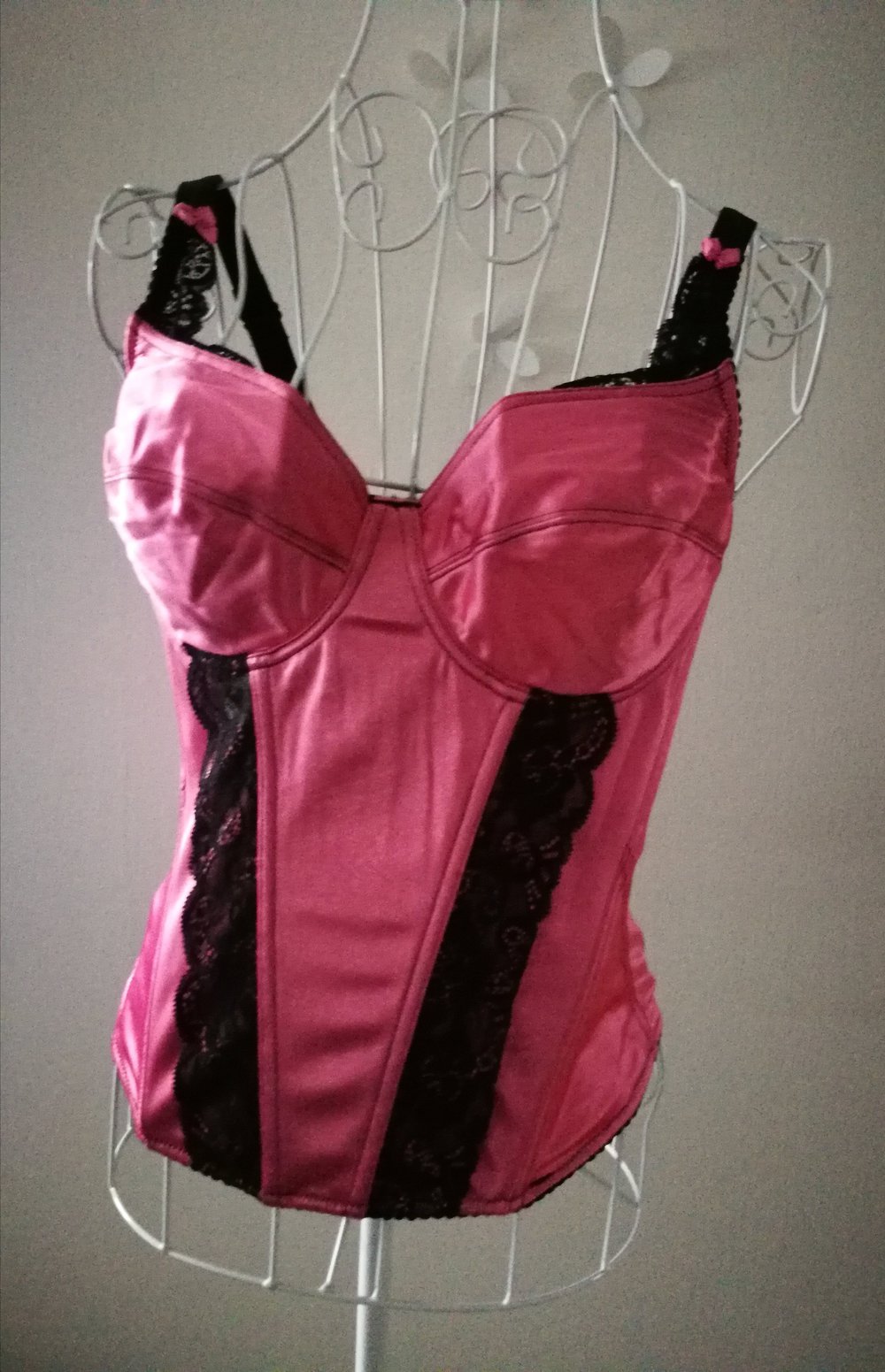 Rosa schwarze Spitzen-Corsage und Korsett