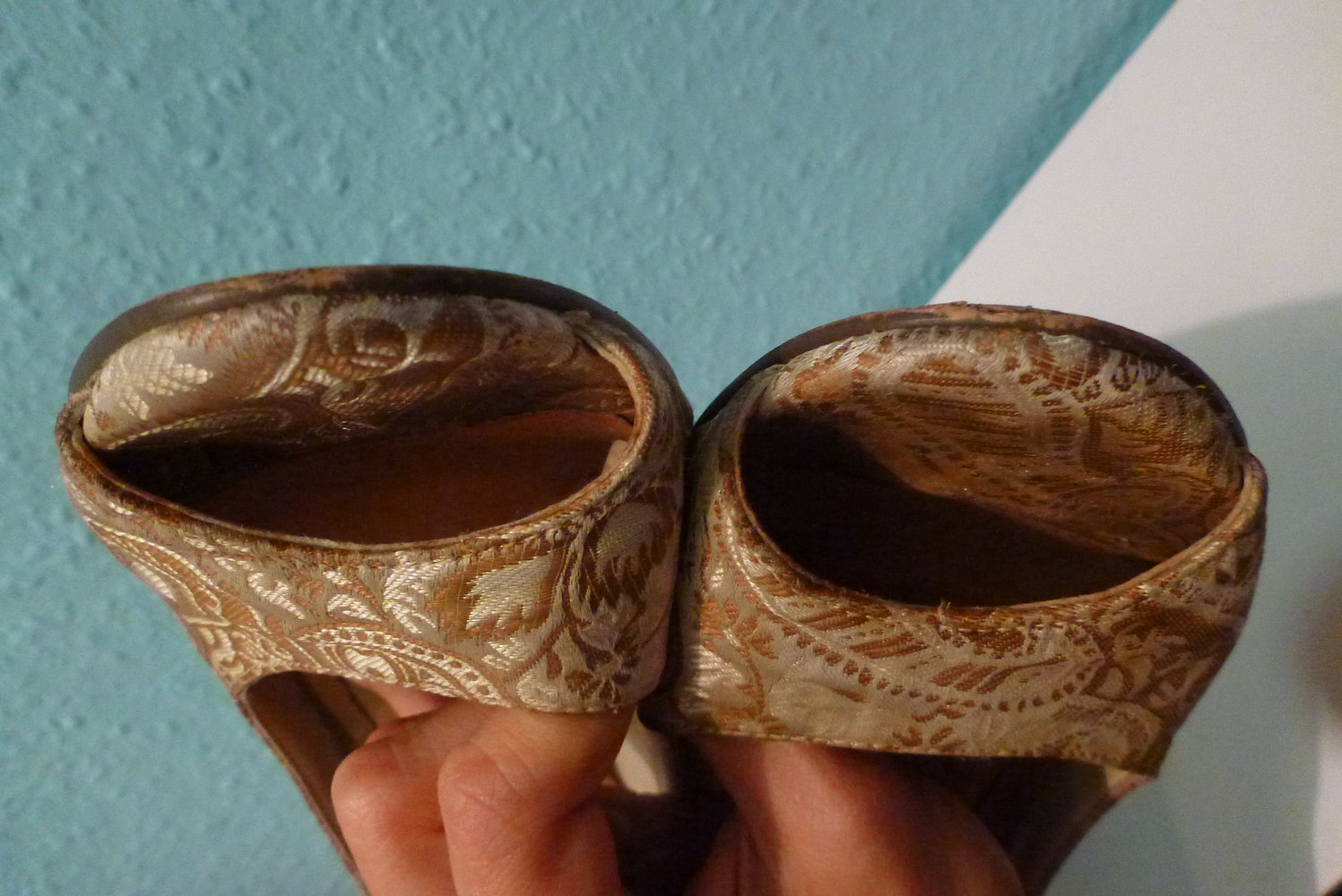 goldfarbene gemusterte Jennifer Taylor Pumps aus Stoff, Gr. 39 / 40