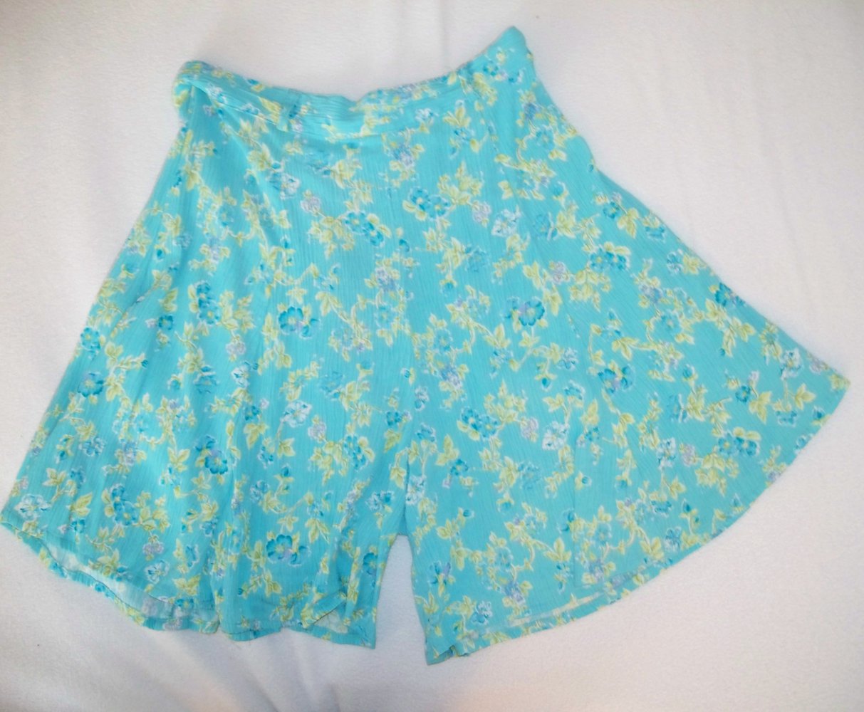 VINTAGE// Weiter Hosenrock gemustert mit Blumen gecrinkelt plissiert high-waist