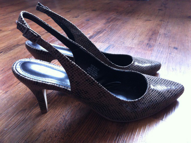 Hohe Schuhe mit braunen schlangenledermuster von H&M, braune Stilettos