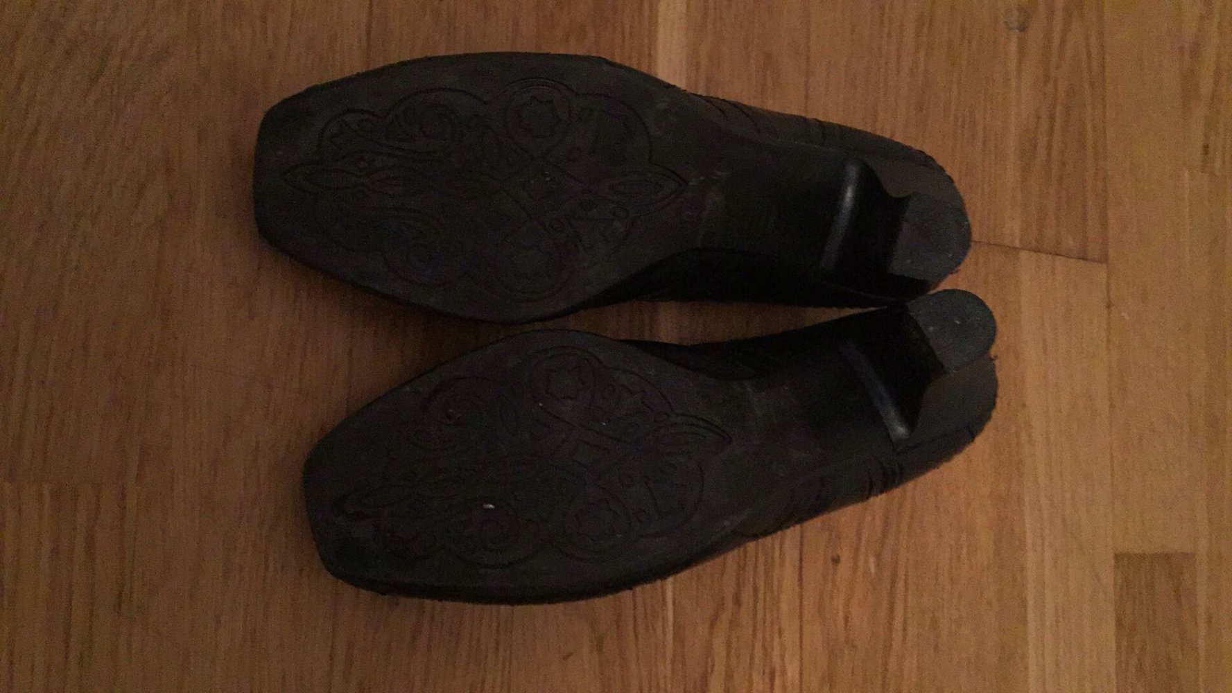 Schwarze Pumps mit Muster