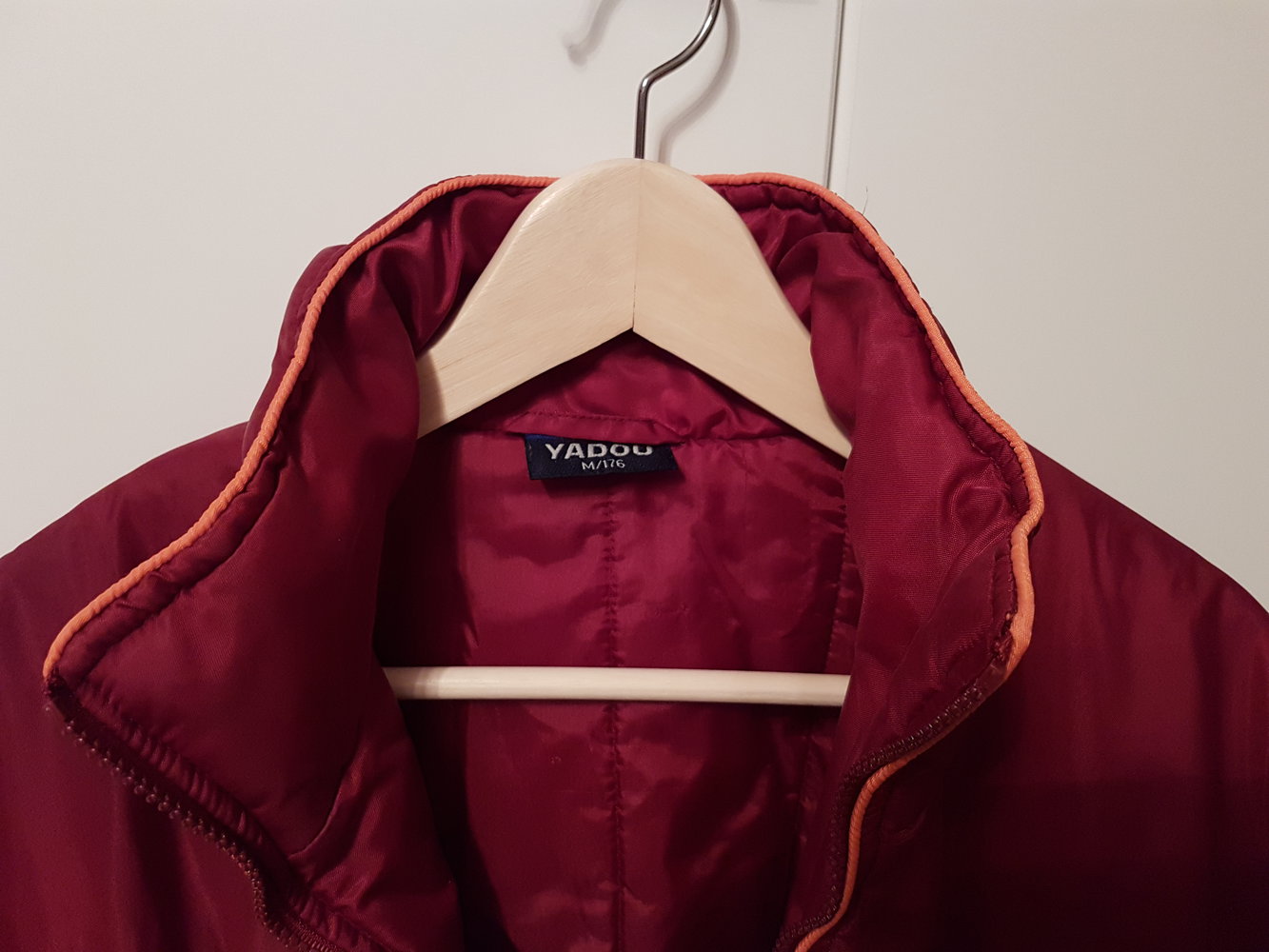 rote bordeaux farbene Jacke Übergangsjacke, leichte Winterjacke