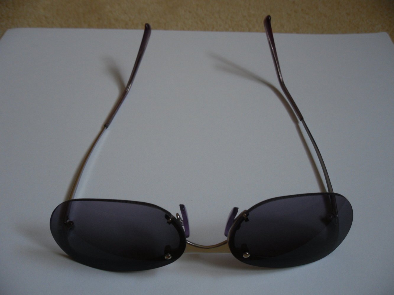 Sonnenbrille mit violetten Gläsern 