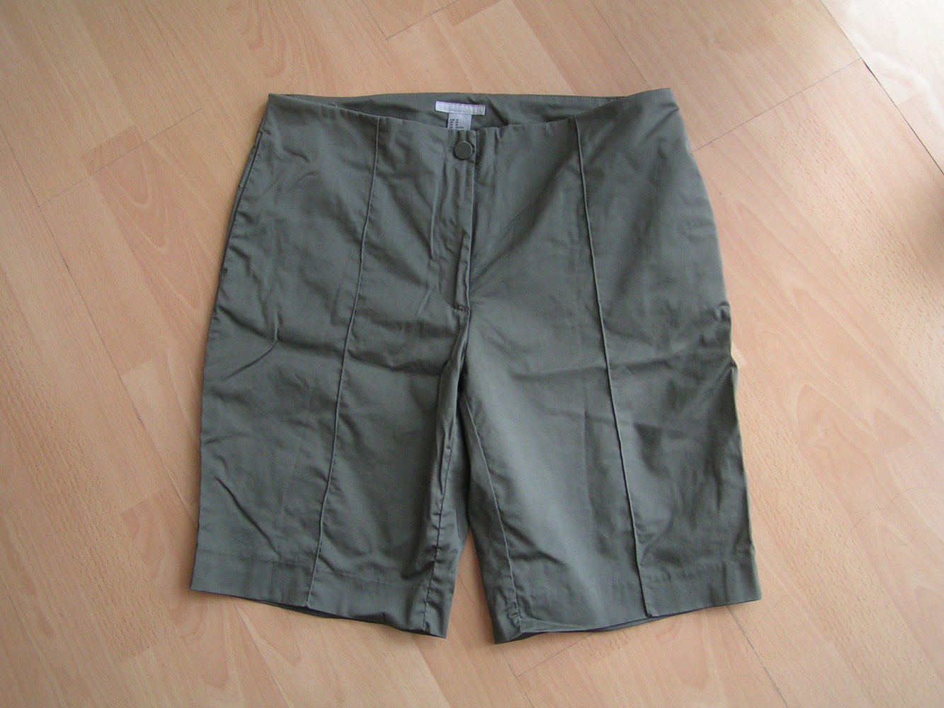 H&M Bermuda Stretch Shorts Oliv Grün Gr. 40 Neu