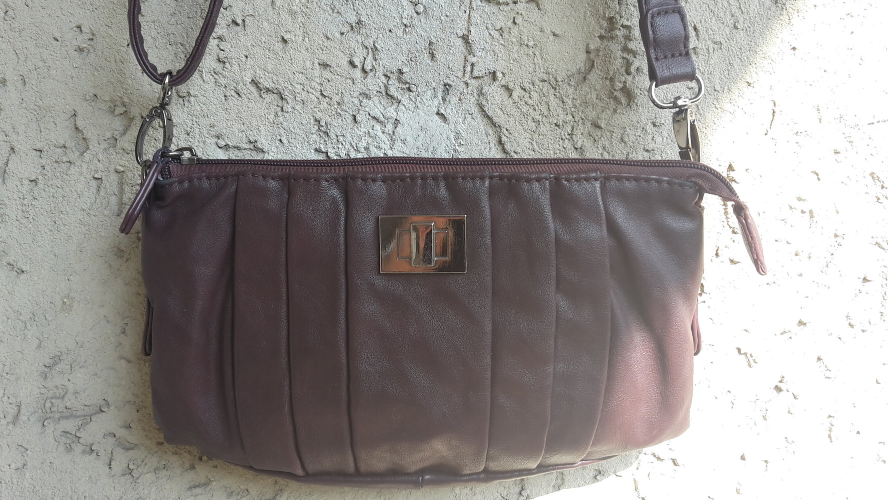 Weinrote kleine Handtasche