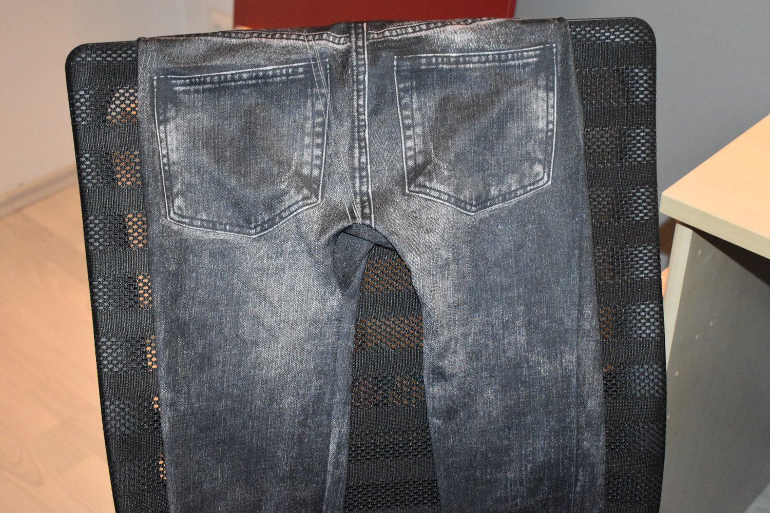 Loggins im Jeansform