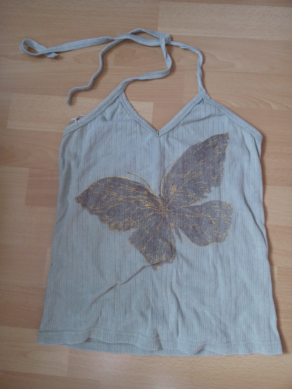 grünes Neckholdertop mit Schmetterling