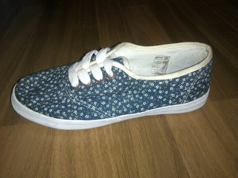 Blaue Blümchen-Sneakers