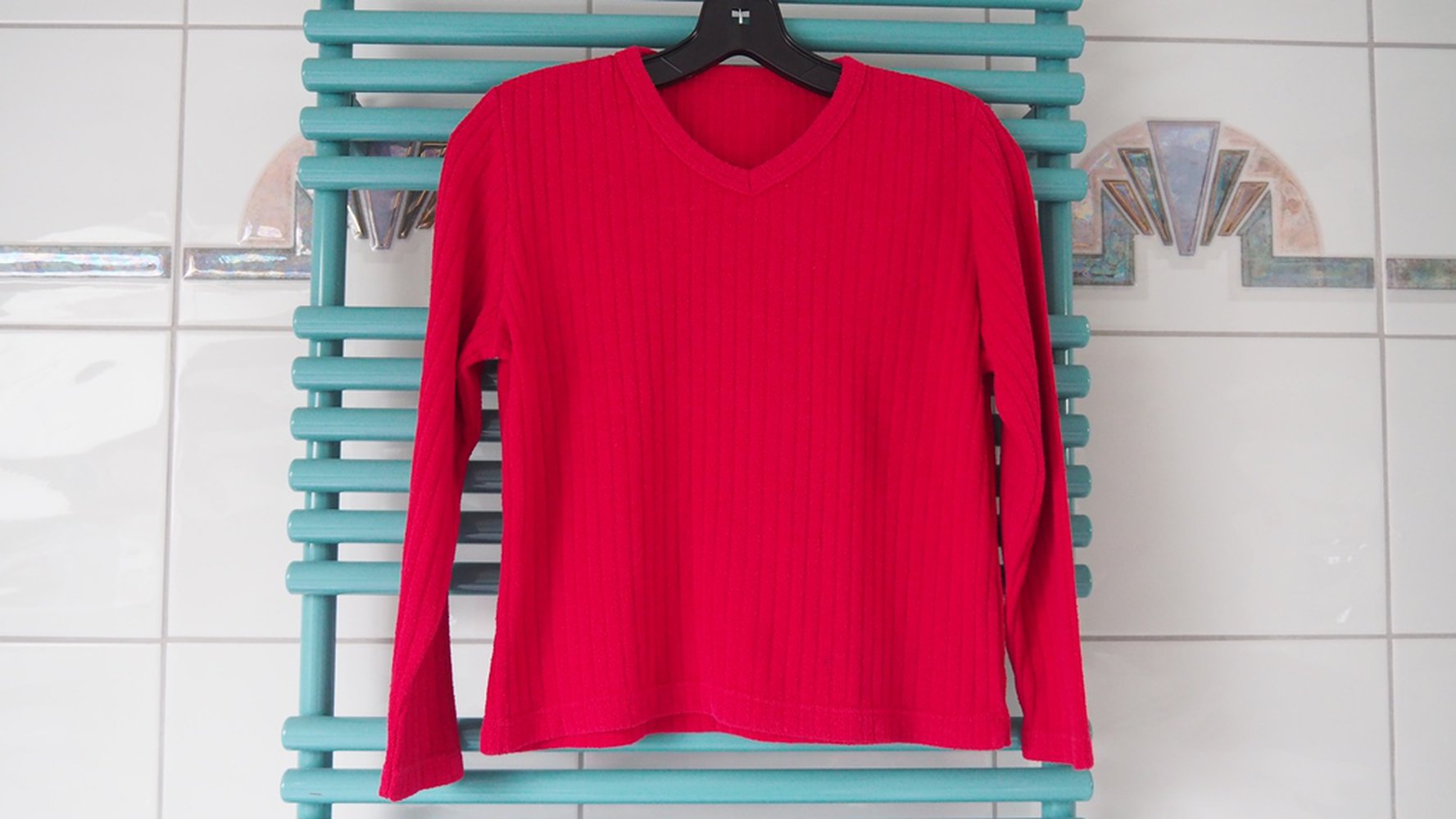 Weinroter Pullover mit V-Ausschnitt Gr. 152