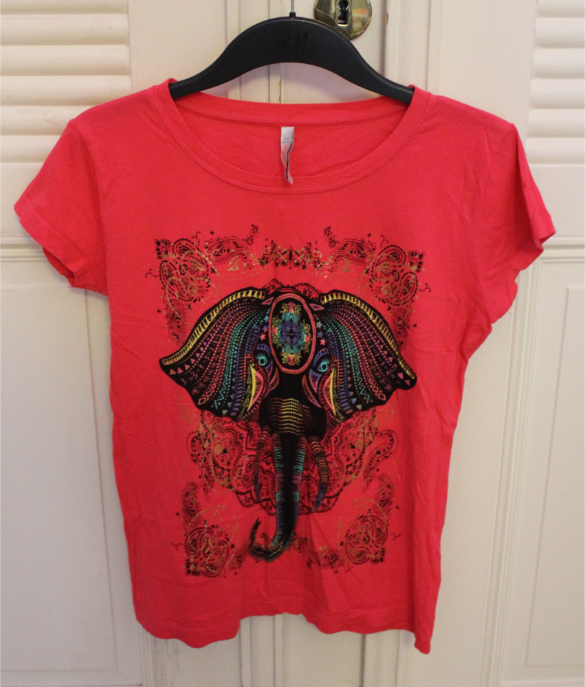 Pinkes Shirt mit Indisch angehauchtem Motiv