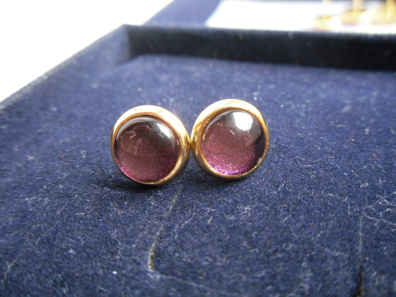 Cabochon-Ohrstecker violett glitzernd 