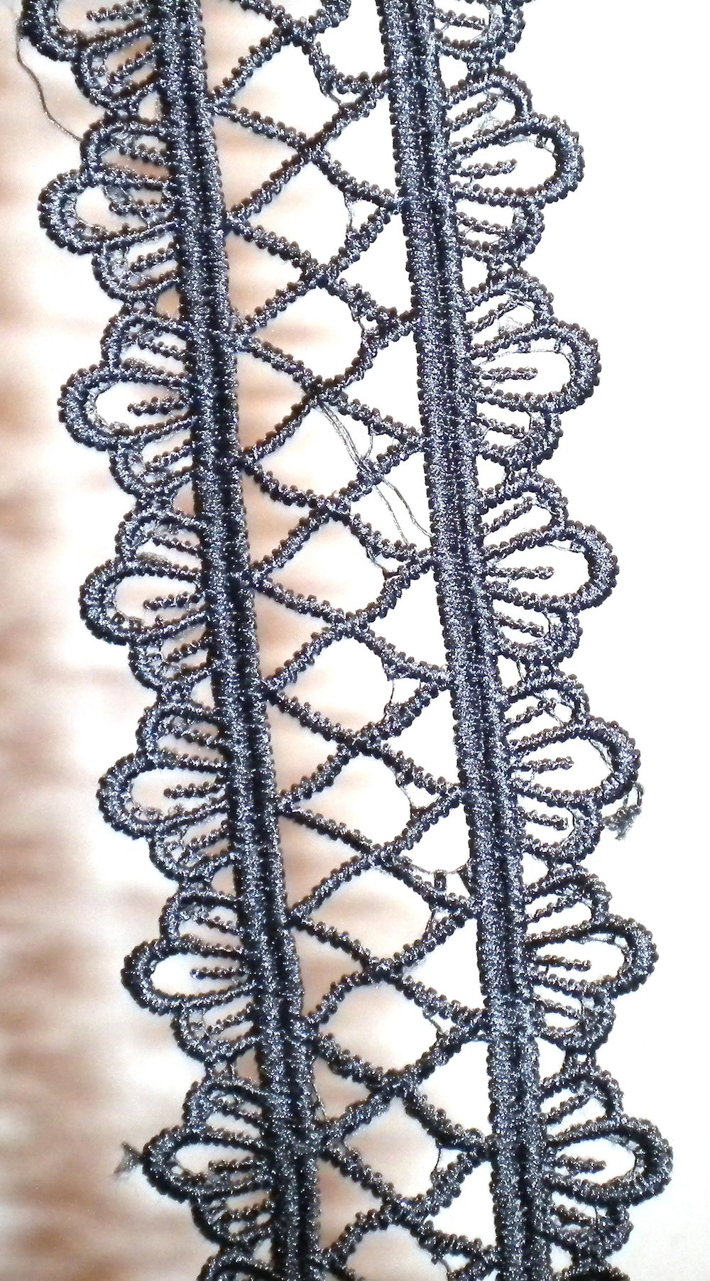 schwarzer breiter Choker aus Spitze mit Rauten u. Blumen, Spitzenchoker, Blumenchoker