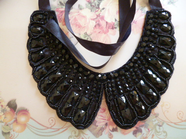 Kragen schwarz Steine edel Statement