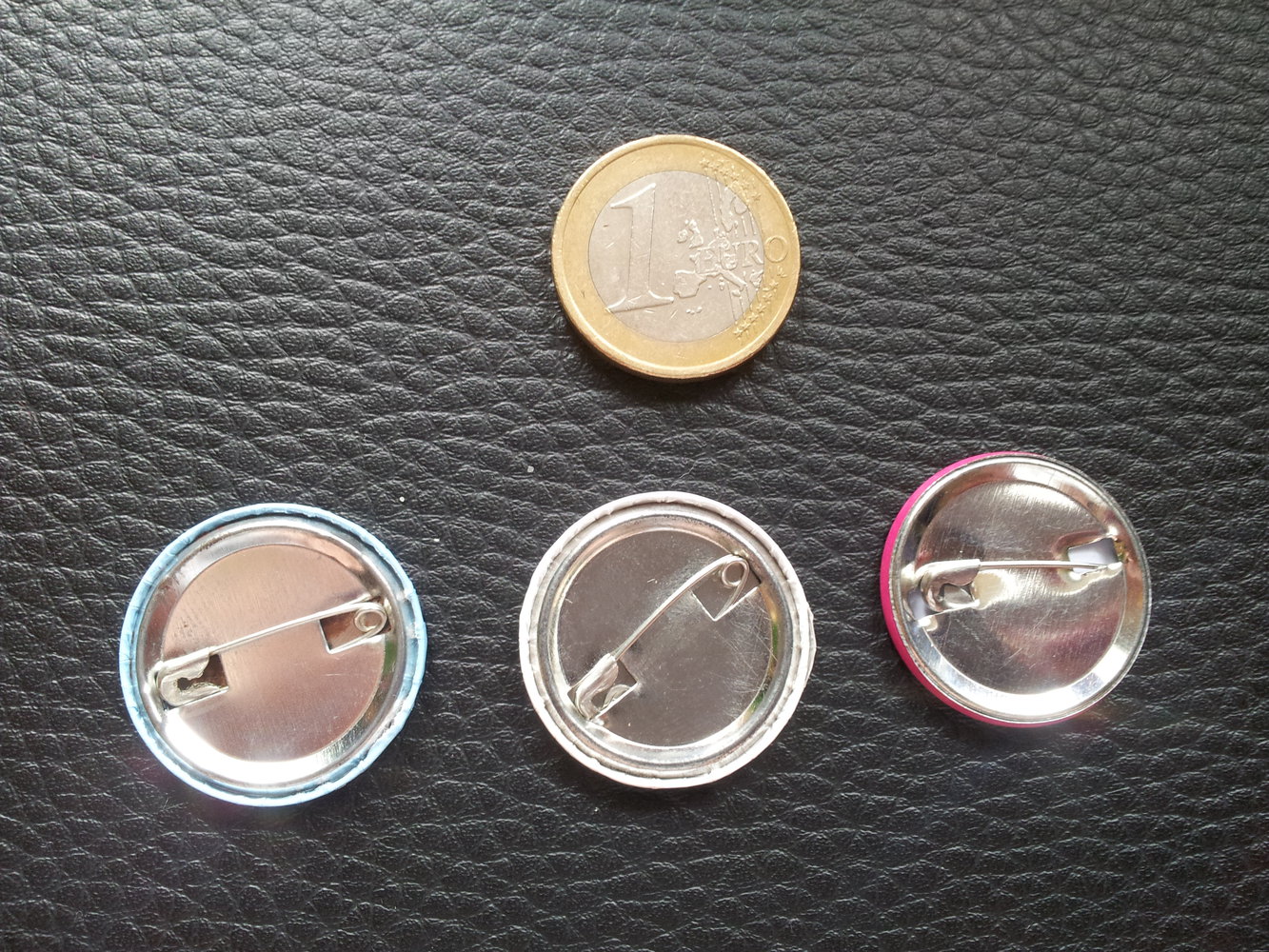 Modeschmuck 3x Buttons Broschen NEU