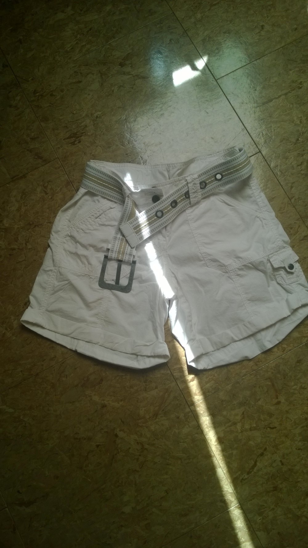 kurze, weiße Hose von Takko mit Gürtel