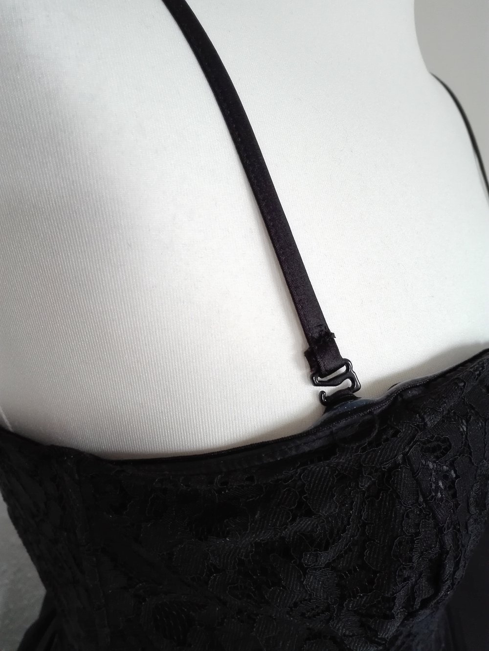 Spitzenkleid mit abnehmbaren Trägern