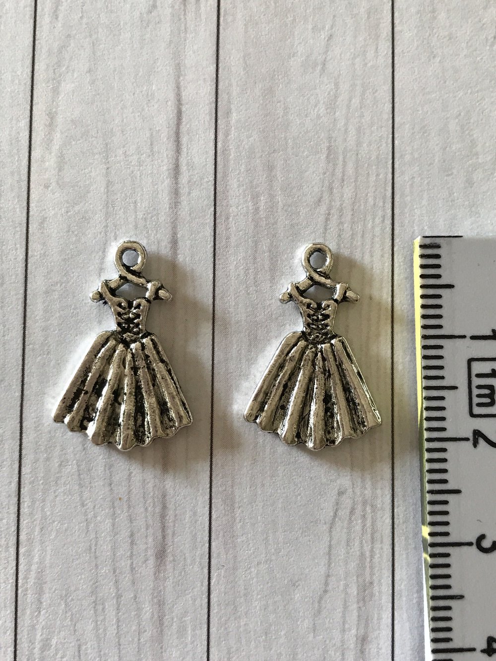 KLEIDER MINIATUREN ALS OHRRINGE ANHÄNGER ARMBÄNDER 