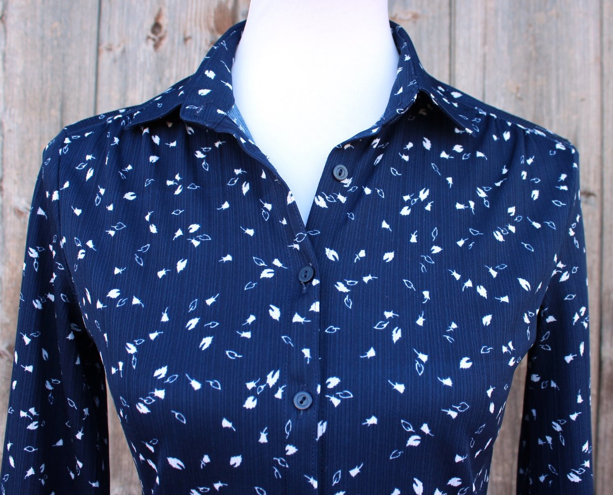 dunkelblaue True Vintage Bluse mit weißem Muster, Collection Catherine, ca. Größe 36-38